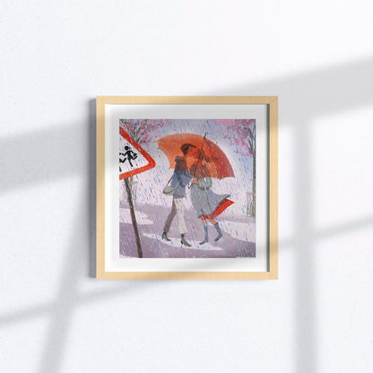 Poster in formato quadrato che rappresenta due gioivani donne che si baciano sotto un grande ombrello rosso.